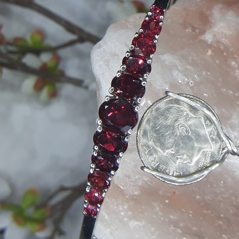 925 Genuine, Untreated Garnet Bangle. - Picture 4 of 11